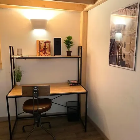 Le Descartes: Cosy In The Centre *
